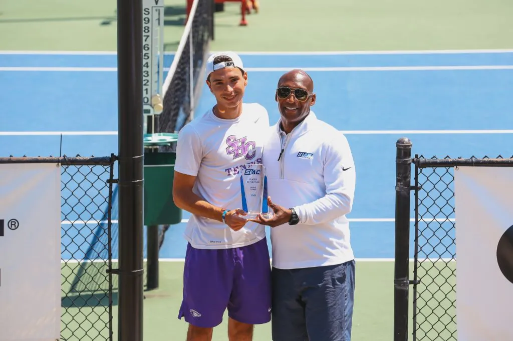 Tom Gutermann modtager trofæet som SIAC Player of the Year