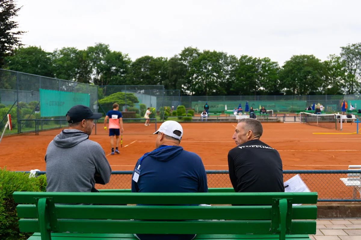 College-trænere ser en kamp på Keystone Sports tennis-college-udstilling.