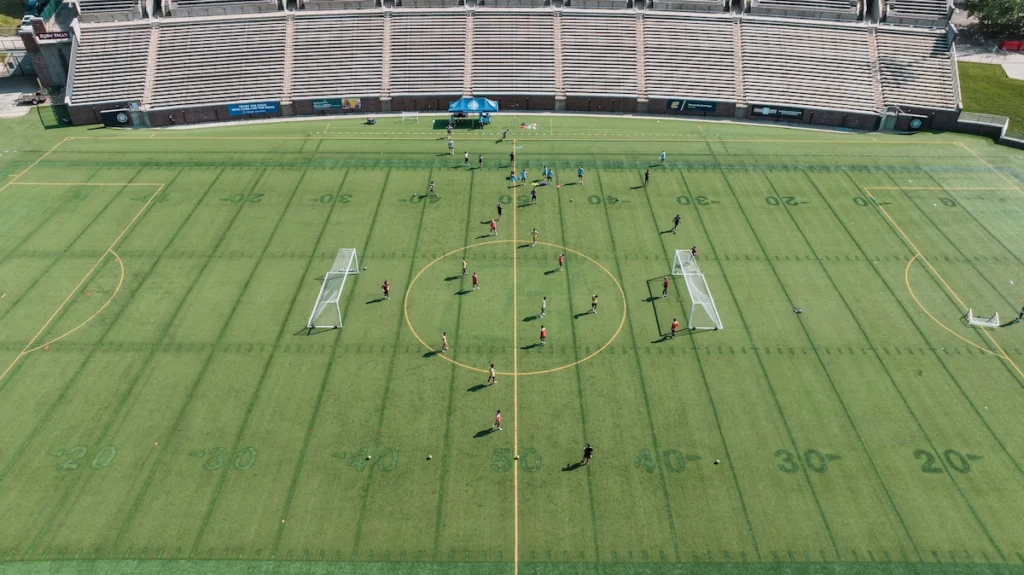 College fodboldhold i træning under preseason