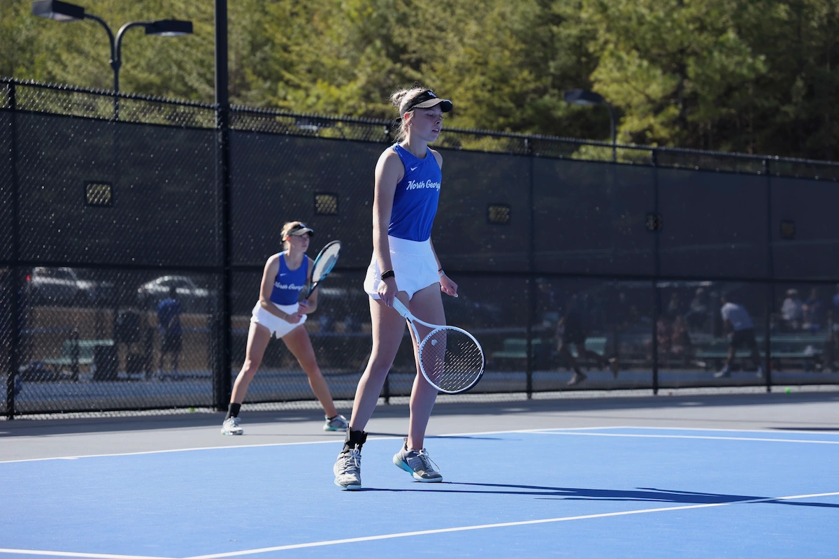 Tennisspilleren Linn Gördes i aktion under en double-kamp