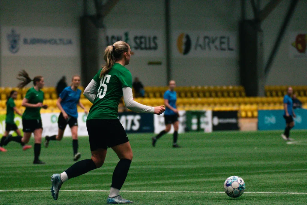 Fodboldspillere serverer bolden ved Keystone Sports College Soccer Showcase