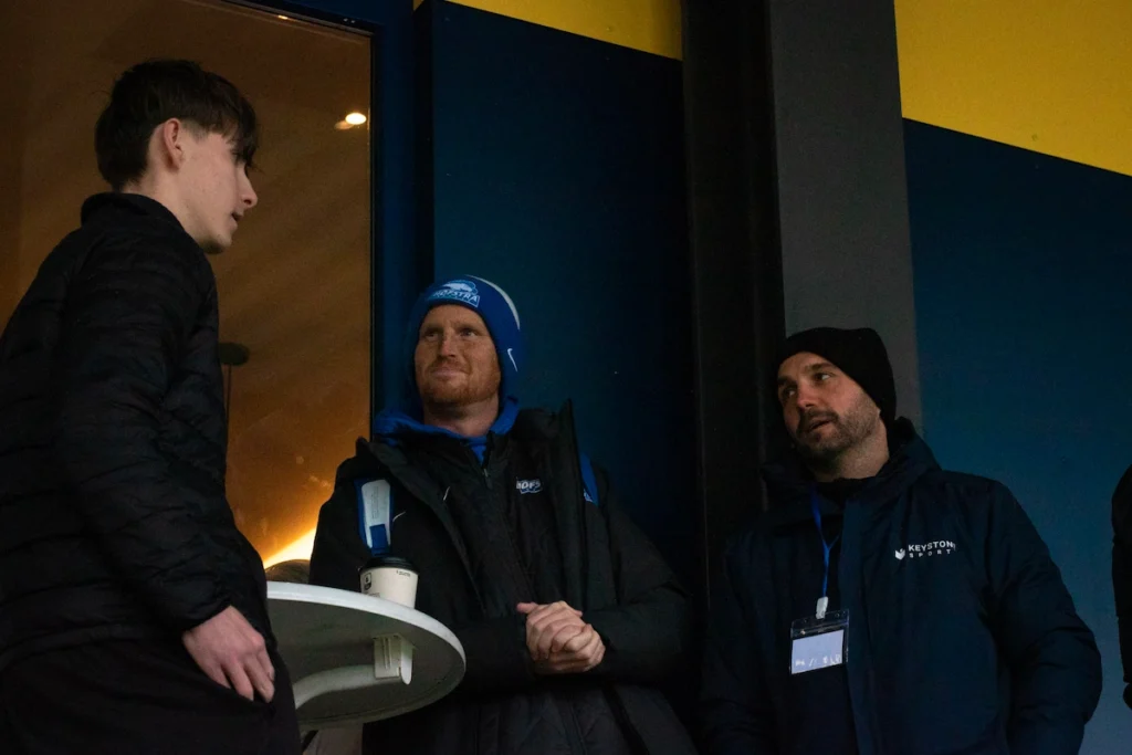 Universitetstrænere, spillere og Keystone Sports-konsulent taler ved Keystone Sports College Soccer Showcase